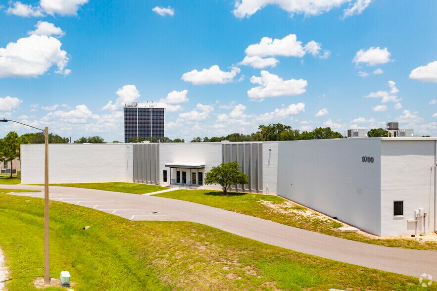 9700-9704 Solar Dr, Tampa, FL à louer - Photo de l’immeuble – Image 3 sur 14