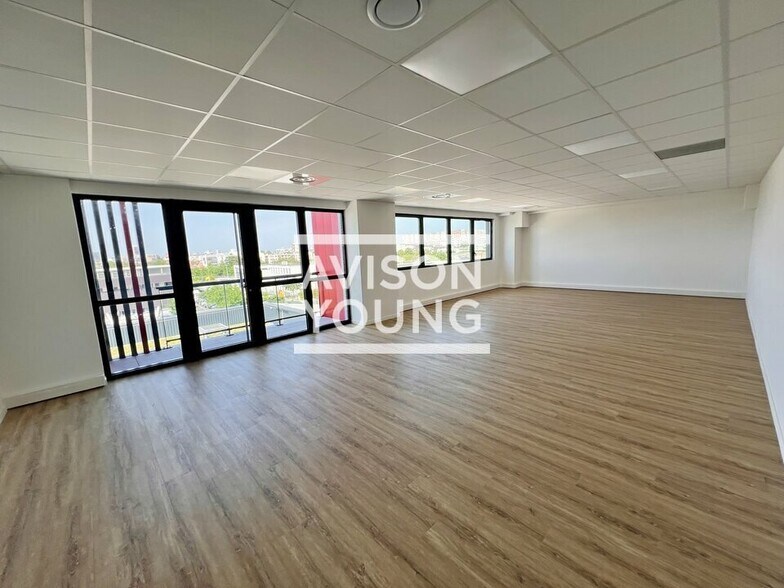 Local d’activités dans Bobigny à louer - Photo de l’immeuble – Image 2 sur 12