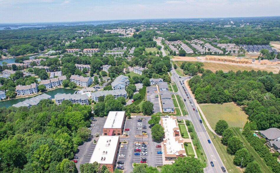 18047 W Catawba Ave, Cornelius, NC à louer - Photo de l’immeuble – Image 3 sur 6