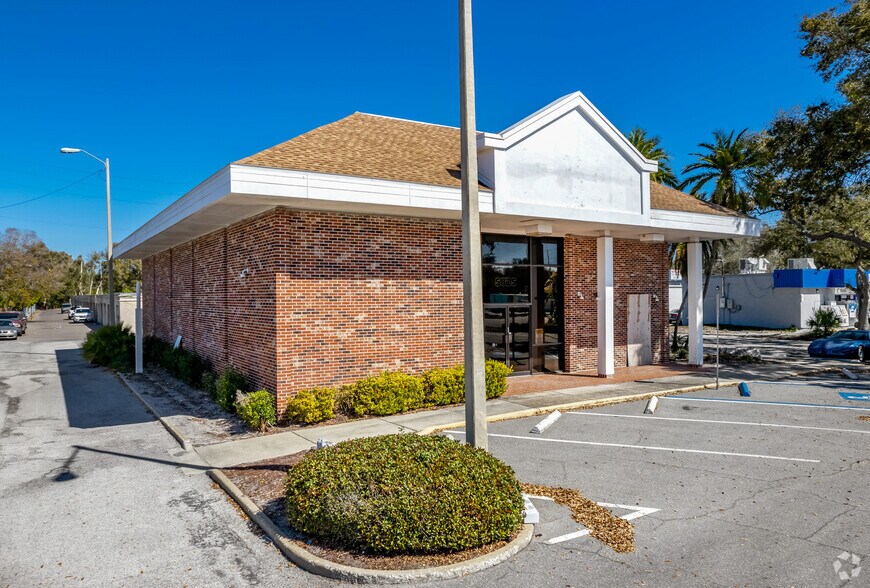 5825 54th Ave N, Kenneth City, FL à vendre - Photo de l’immeuble – Image 2 sur 25