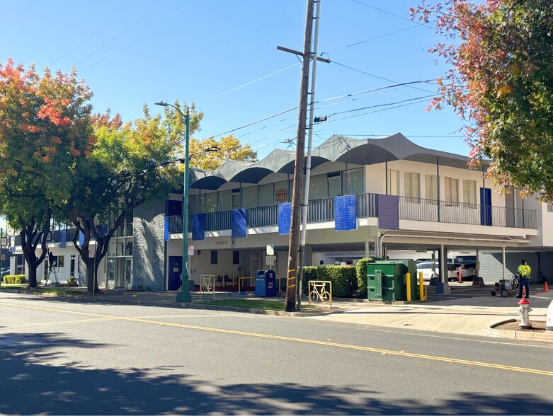 930 Alhambra Blvd, Sacramento, CA à louer - Photo de l’immeuble – Image 2 sur 11