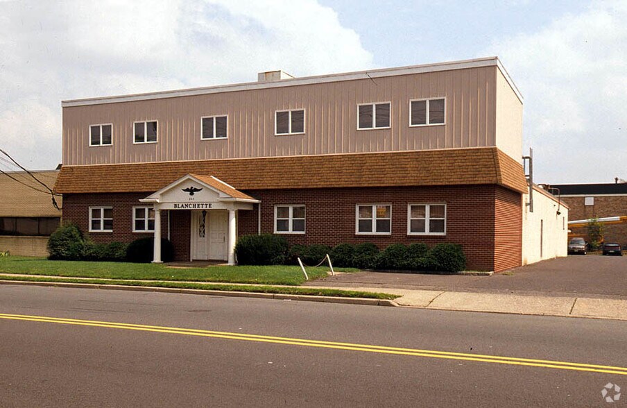845 Bloomfield Ave, Clifton, NJ à louer - Photo de l’immeuble – Image 2 sur 18