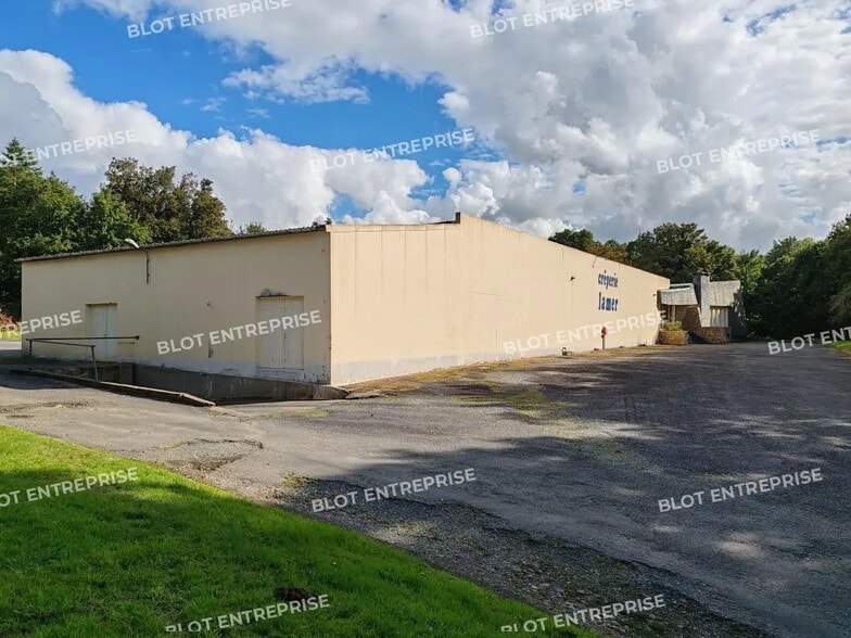 Local d'activités dans Lampaul-Guimiliau à vendre - Photo de l’immeuble – Image 3 sur 5