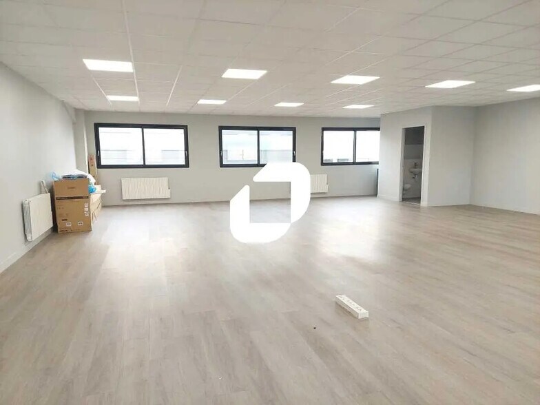 Local d’activités dans BOIS-D'ARCY à louer - Photo de l’immeuble – Image 3 sur 7