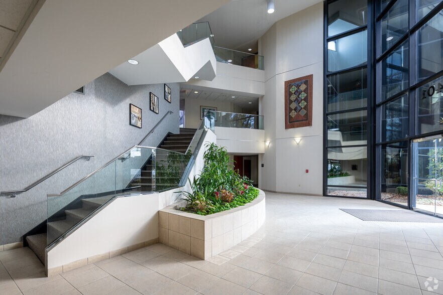 10401 Linn Station Rd, Louisville, KY à louer - Hall d’entrée – Image 3 sur 25