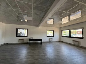 20 Rue Des Cerisiers, Lisses à louer Photo intérieure– Image 2 sur 5