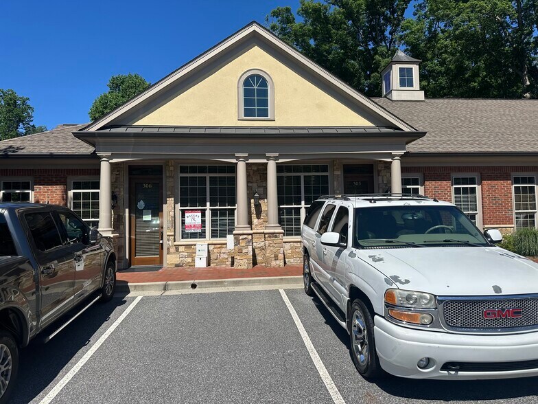514 W Maple St, Cumming, GA à louer - Photo de l’immeuble – Image 2 sur 36