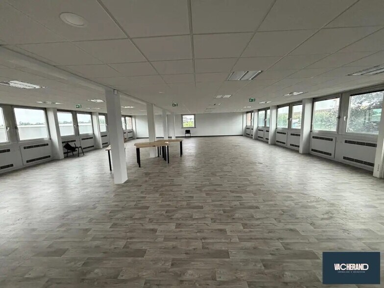 Bureau dans Neuville-en-Ferrain à vendre - Photo de l’immeuble – Image 1 sur 2
