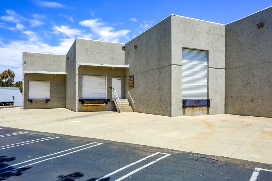 2350 Camino Vida Roble, Carlsbad, CA à louer - Photo de l’immeuble – Image 3 sur 11