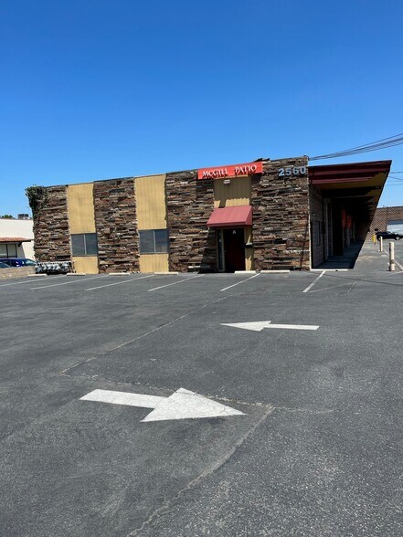 2560 Wyandotte St, Mountain View, CA à louer - Photo de l’immeuble – Image 2 sur 3