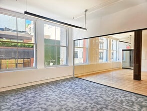 131-133 Spring St, New York, NY à louer Photo de l’immeuble– Image 2 sur 7