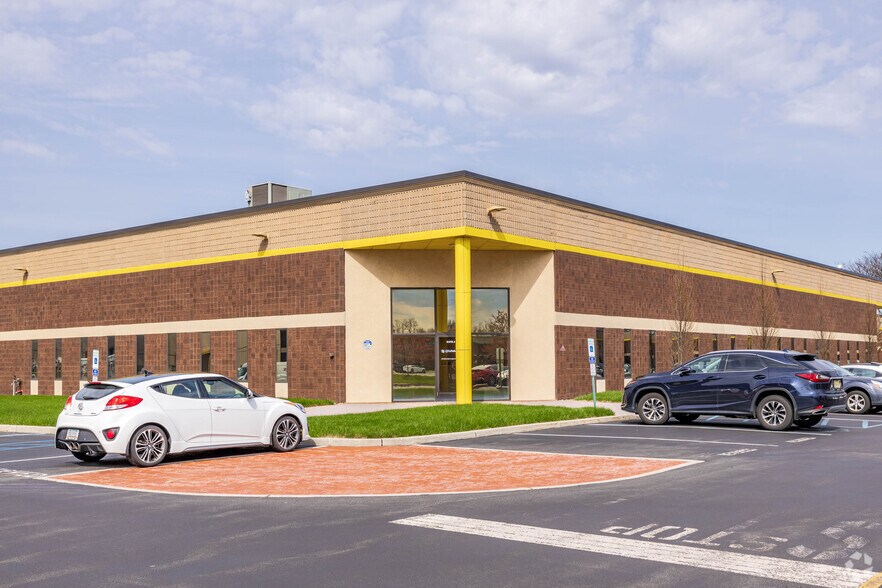 300 Columbus Cir, Edison, NJ à louer - Photo de l’immeuble – Image 2 sur 5