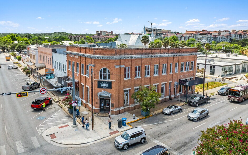 100 W Hopkins St, San Marcos, TX à vendre - Photo de l’immeuble – Image 1 sur 11