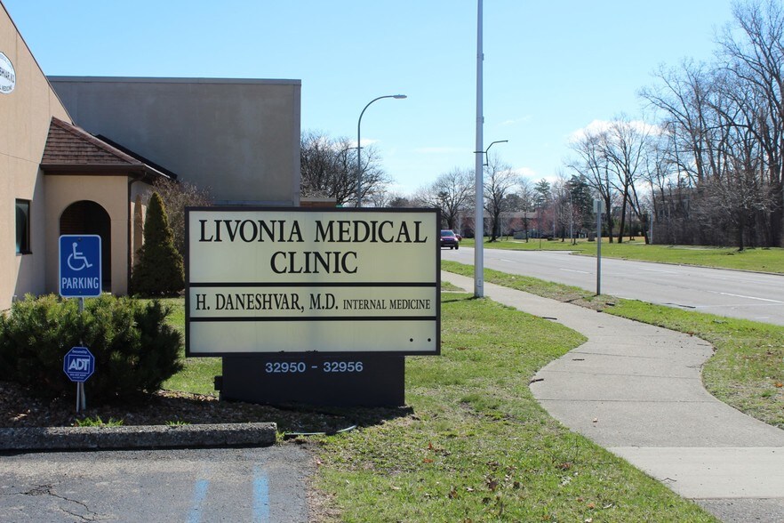 32950-32956 5 Mile Rd, Livonia, MI à louer - Photo de l’immeuble – Image 2 sur 11