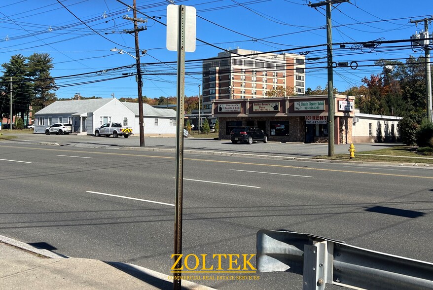 210 Hamburg Tpke, Wayne, NJ à louer - Photo de l’immeuble – Image 2 sur 5