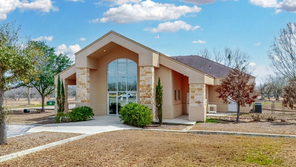 63245 MAIN St, Lytle, TX à vendre - Photo principale – Image 1 sur 2