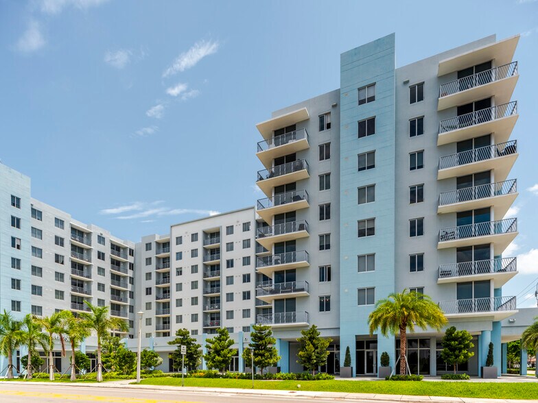 8175 NW 107th Ave, Doral, FL à louer - Photo de l’immeuble – Image 2 sur 6