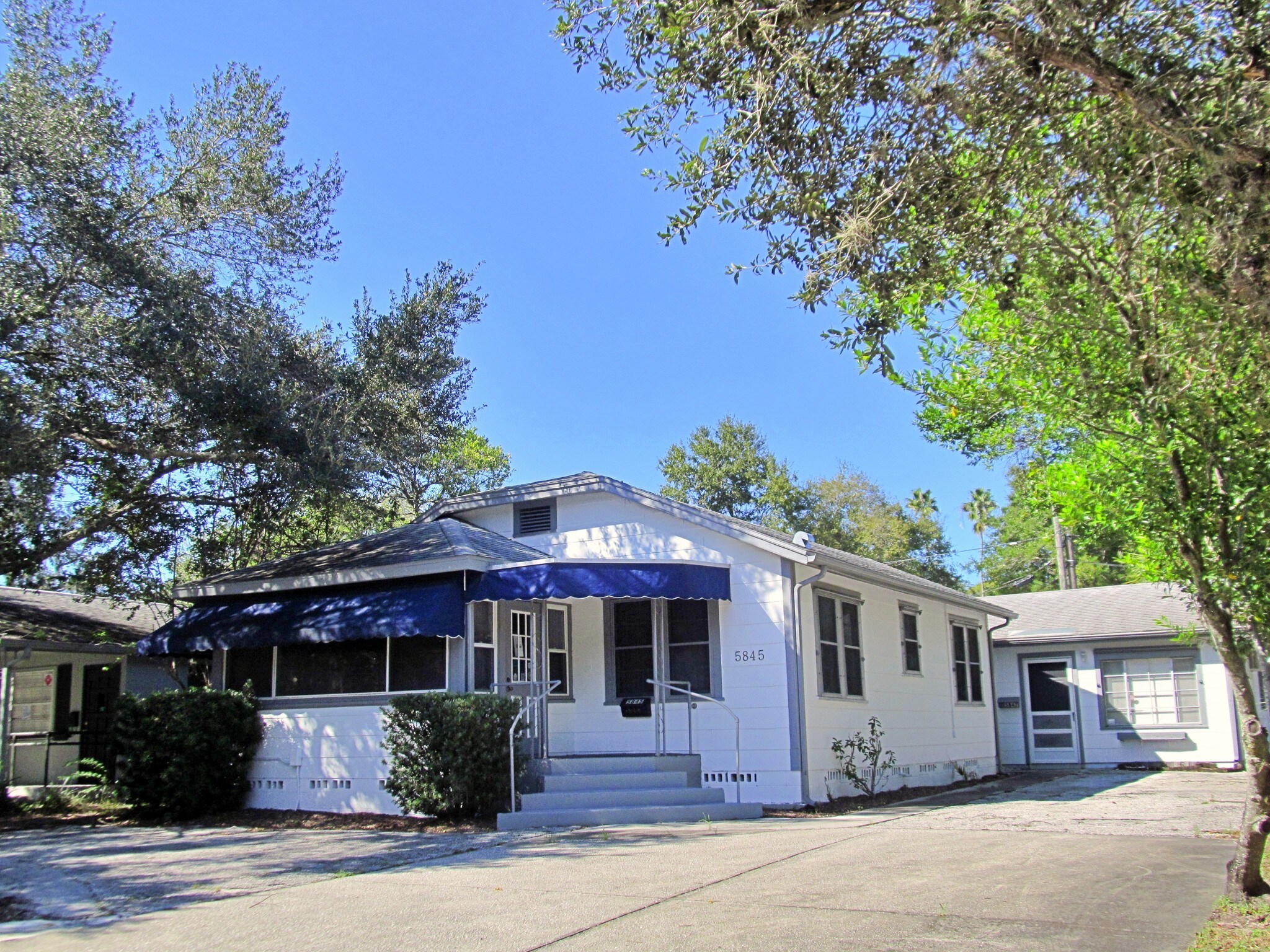 5845-5847 Main St, New Port Richey, FL à louer Photo principale– Image 1 sur 3
