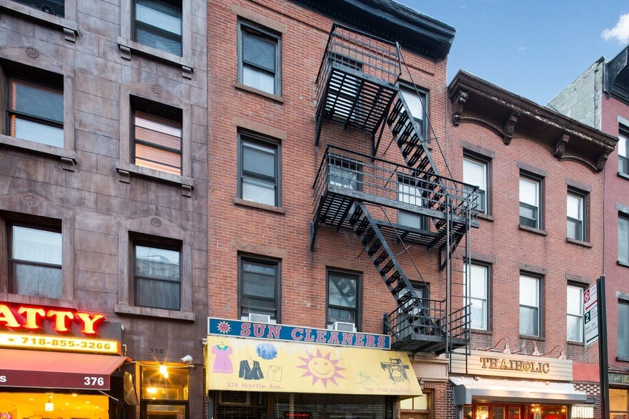 374 Myrtle Ave, Brooklyn, NY à louer - Photo de l’immeuble – Image 1 sur 9