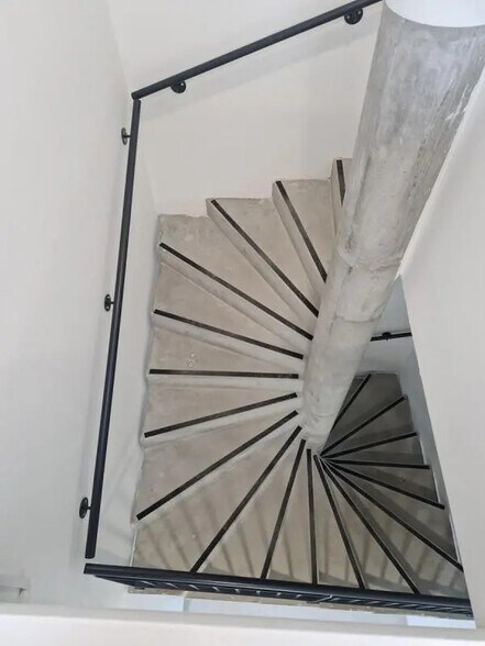 Local d’activités dans Pontoise à louer - Photo de l’immeuble – Image 3 sur 11