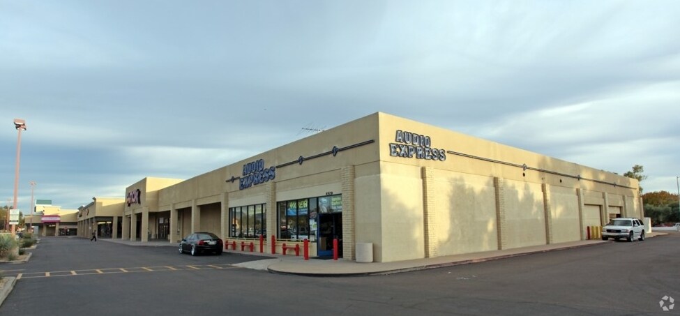 4555 E Cactus Rd, Phoenix, AZ à louer - Photo de l’immeuble – Image 1 sur 1