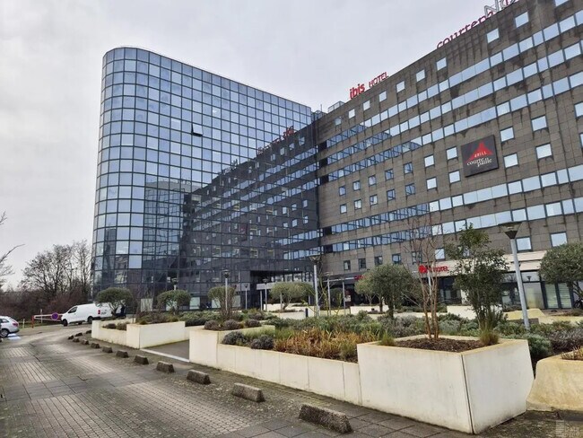 Plus de détails pour 10 Allée Bienvenue, Noisy-le-Grand - Bureau à louer