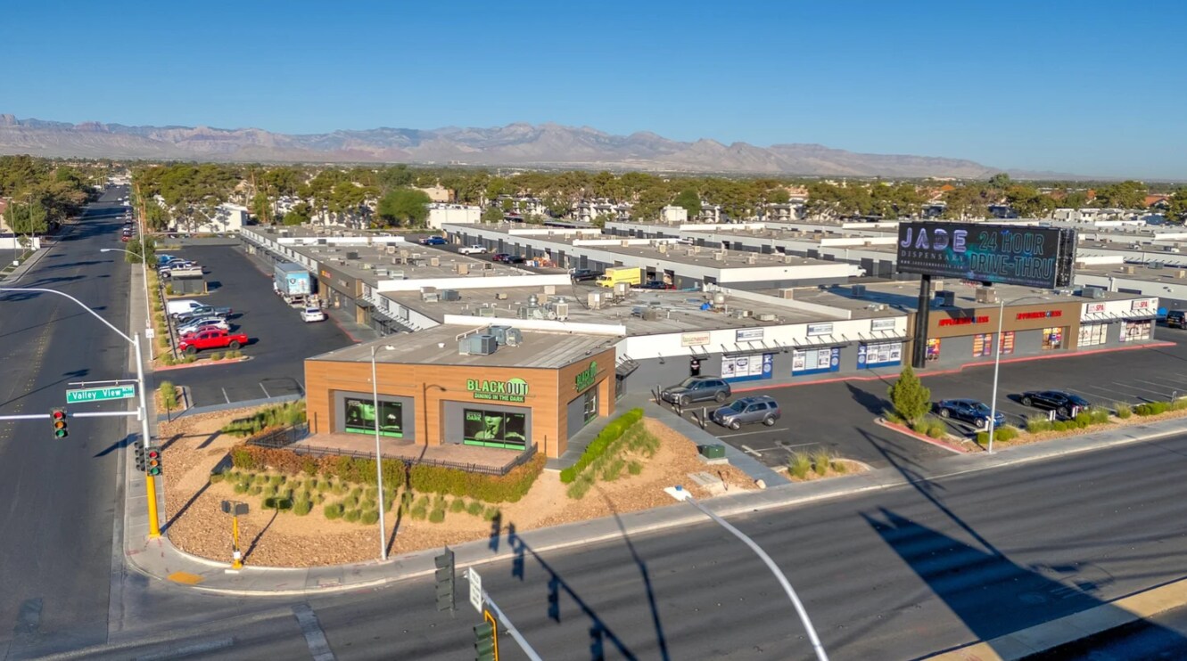 3871 S Valley View Blvd, Las Vegas, NV à louer Photo principale– Image 1 sur 8