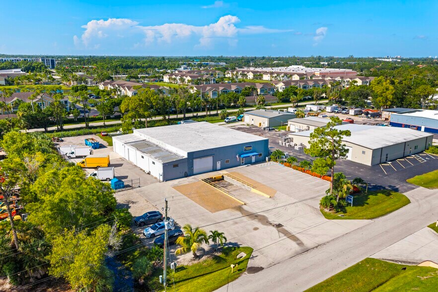 2330 Bruner Ln, Fort Myers, FL à vendre - Photo de l’immeuble – Image 1 sur 22