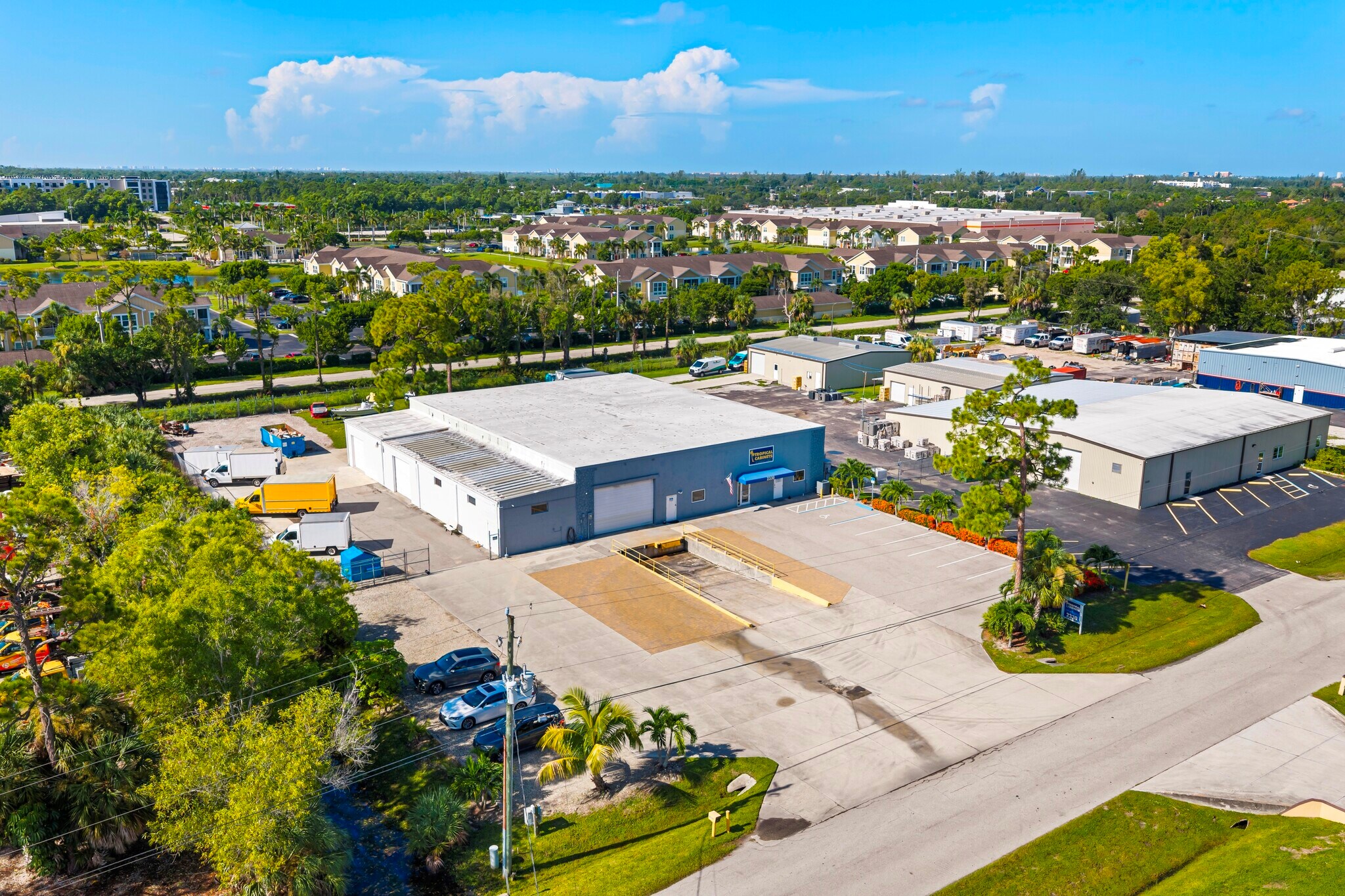 2330 Bruner Ln, Fort Myers, FL à vendre Photo de l’immeuble– Image 1 sur 23