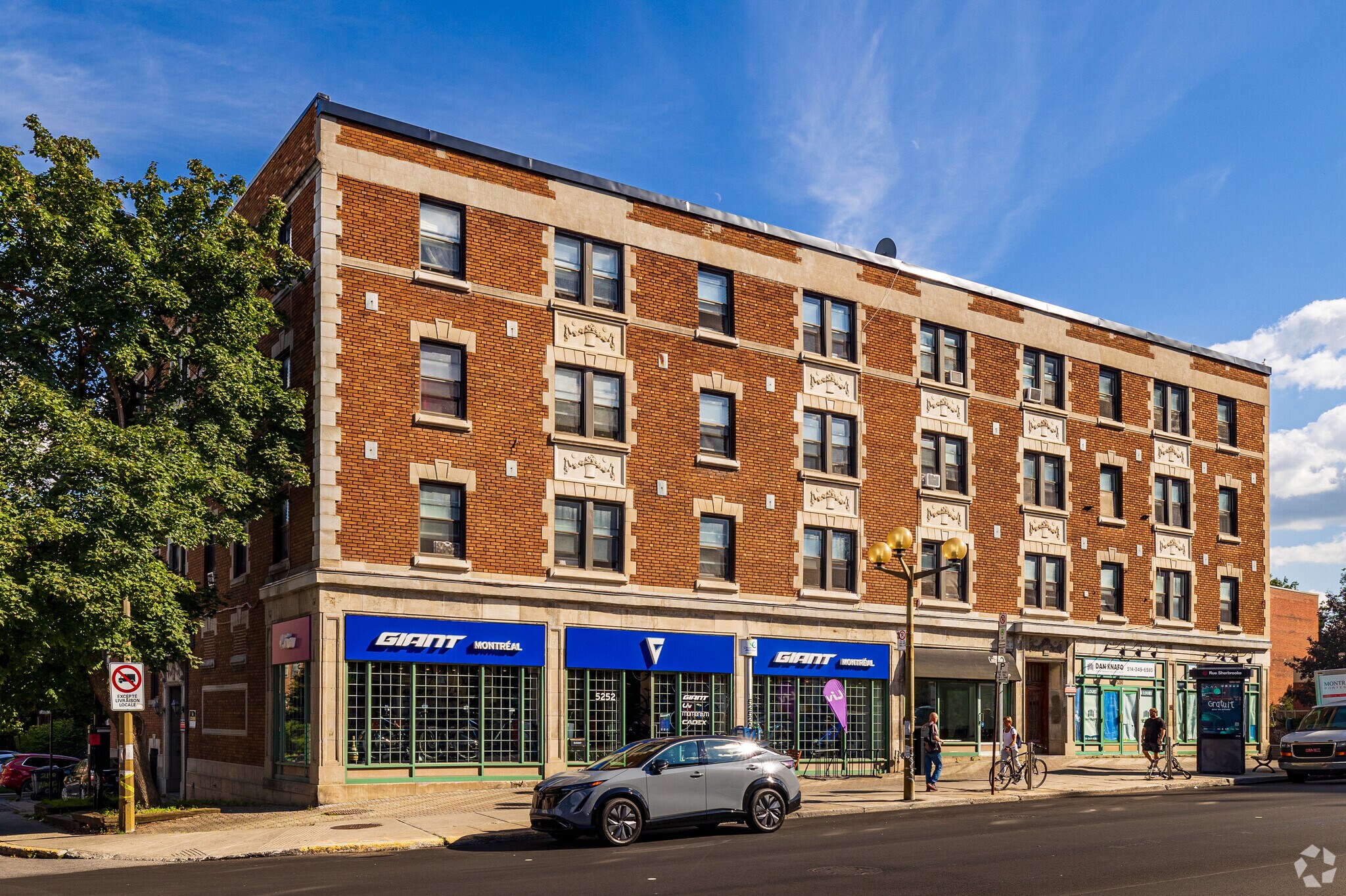 5360 Rue Sherbrooke O, Montréal, QC à louer Photo principale– Image 1 sur 7