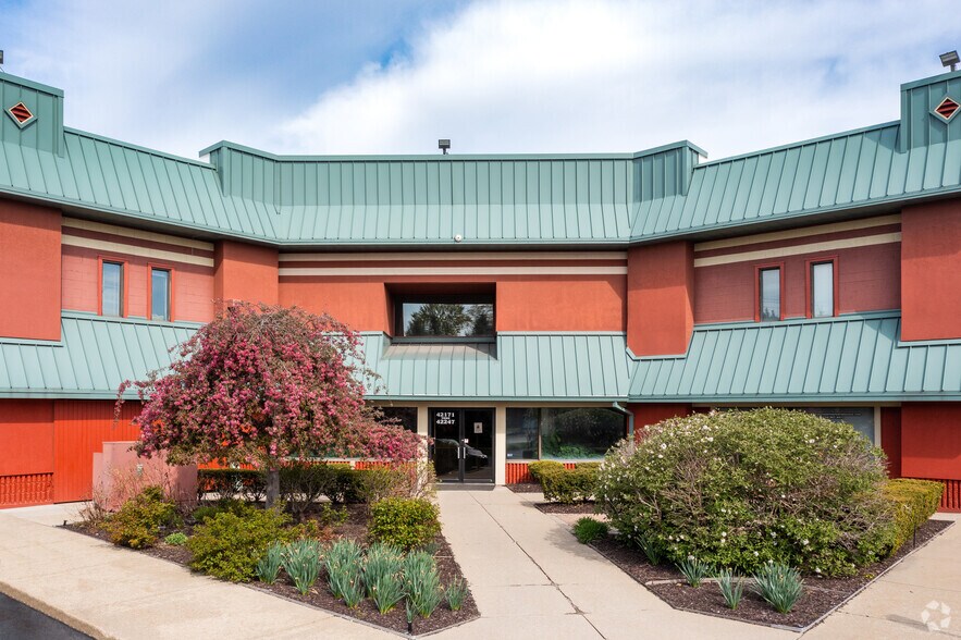 42171-42247 Ann Arbor Rd E, Plymouth, MI à louer - Photo de l’immeuble – Image 3 sur 7