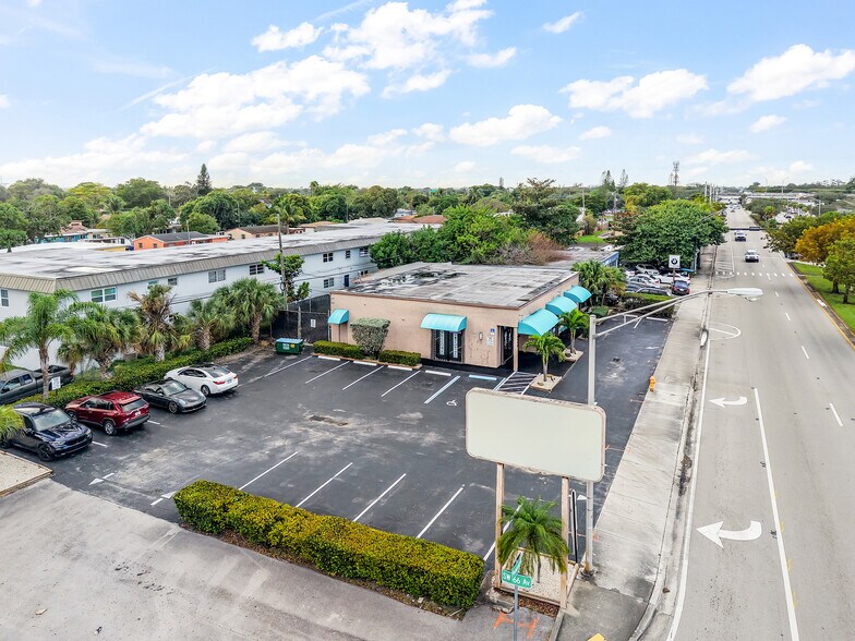 Bureau dans Pembroke Pines, FL à vendre - Photo principale – Image 1 sur 22
