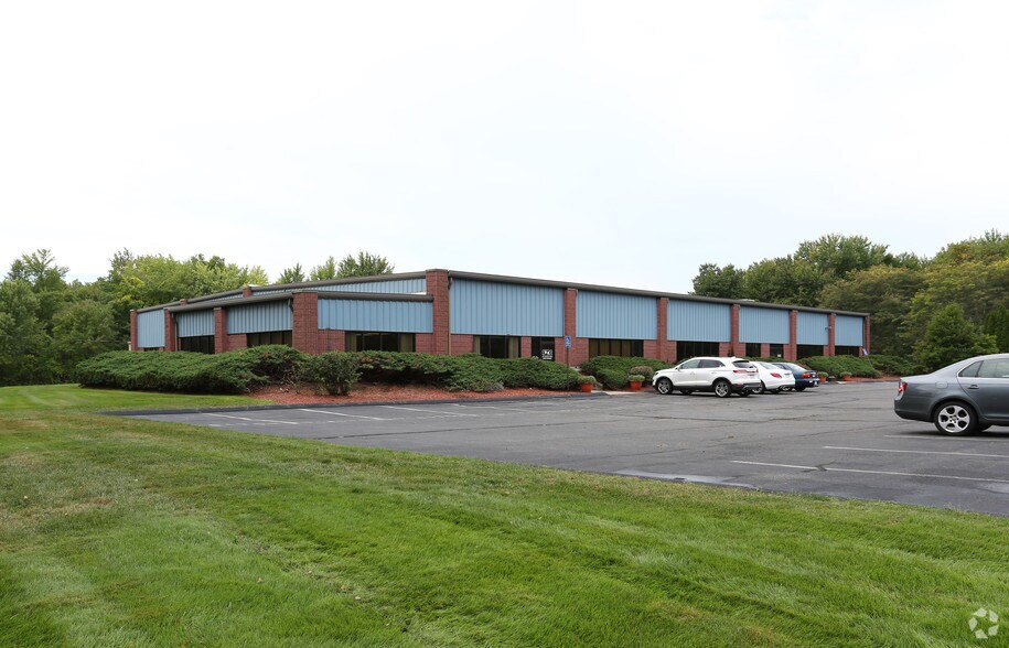 1094 Suffield St, Agawam, MA à vendre - Photo principale – Image 1 sur 21