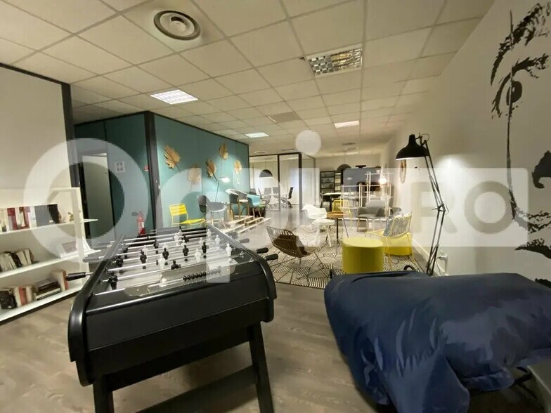 Local d'activités dans Vaulx-en-Velin à vendre - Photo de l’immeuble – Image 1 sur 12