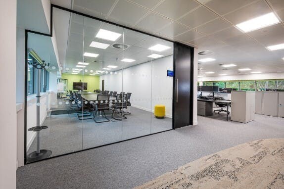 2 Millboard Rd, Bourne End à louer - Photo de l’immeuble – Image 3 sur 4