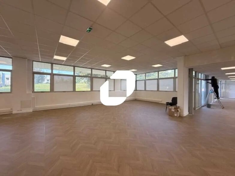 Bureau dans Osny à louer - Photo de l’immeuble – Image 2 sur 16