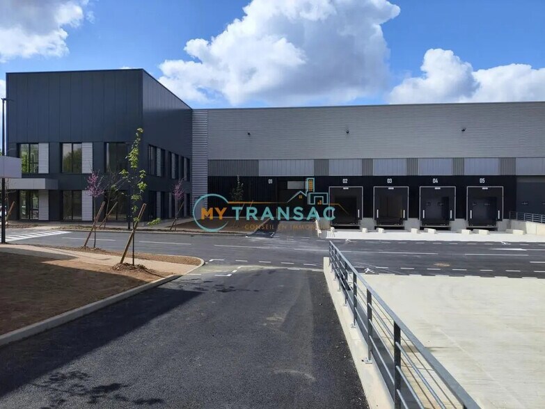 Local d’activités dans La Courneuve à louer - Photo de l’immeuble – Image 2 sur 10