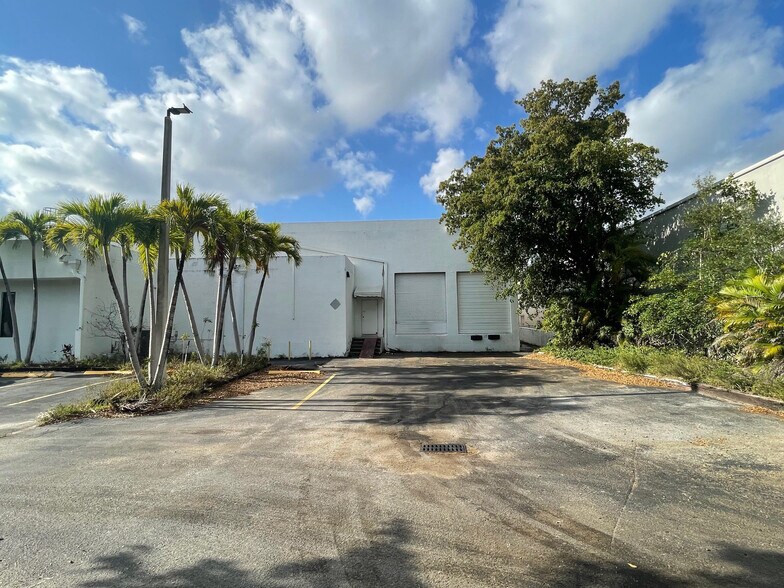 1730 W 38th Pl, Hialeah, FL à louer - Photo de l’immeuble – Image 3 sur 9