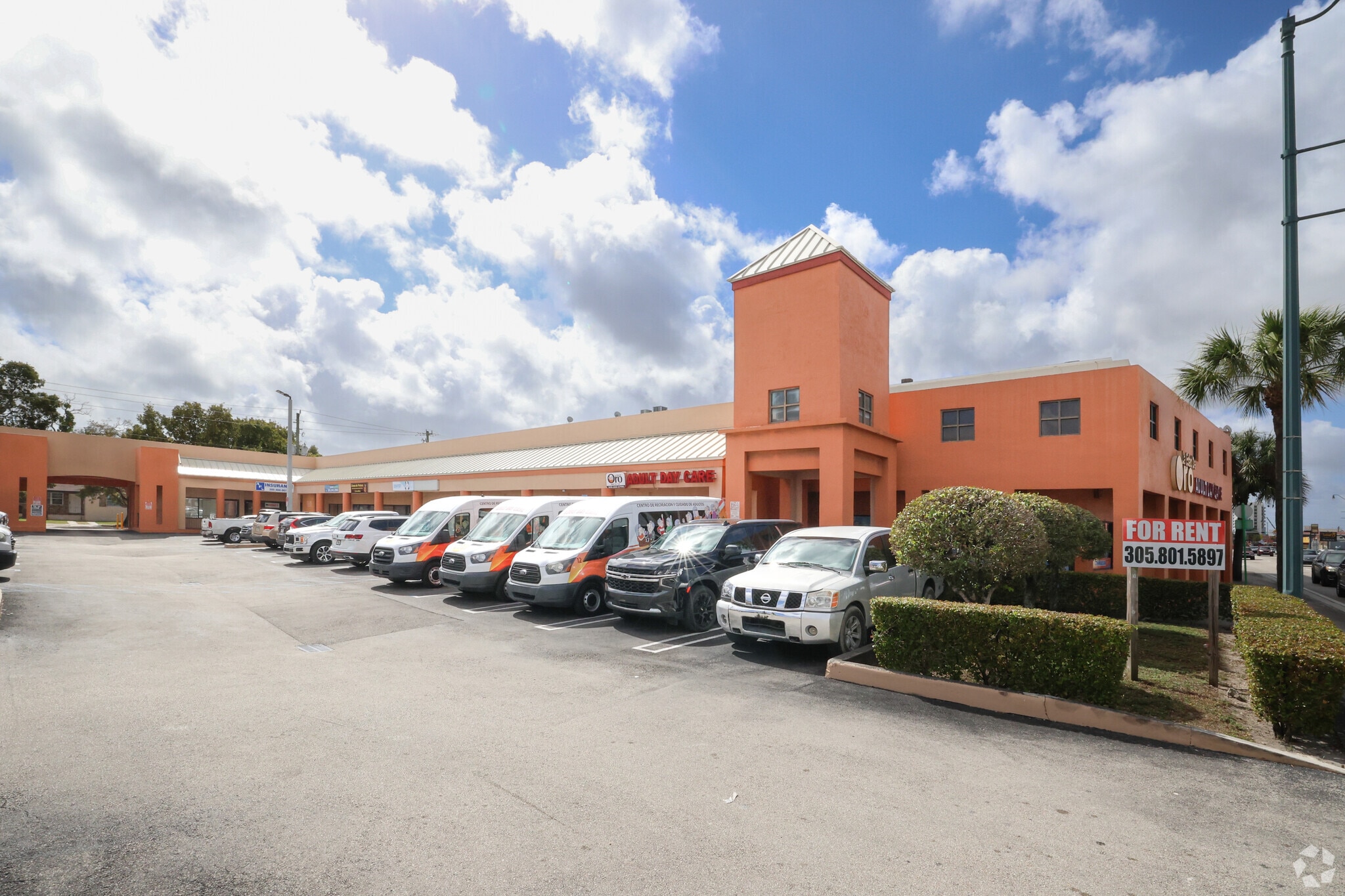 5840-5880 SW 8th St, Miami, FL à louer Photo principale– Image 1 sur 6