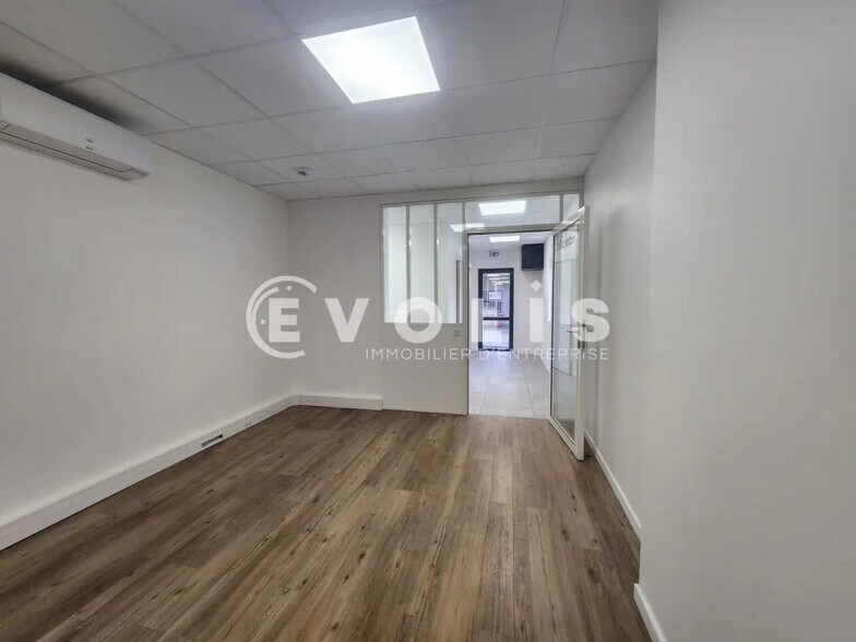 Local d’activités dans Givors à louer - Photo de l’immeuble – Image 3 sur 13