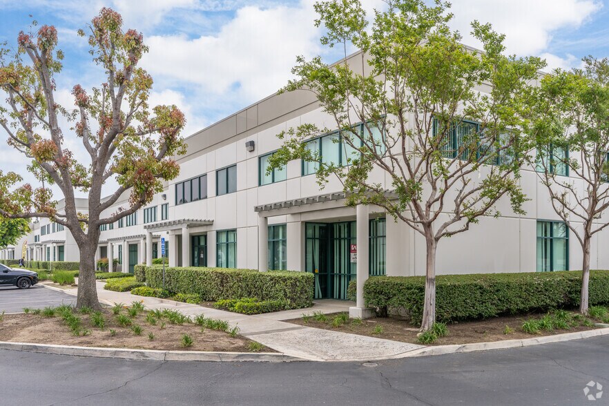3100 E Cedar St, Ontario, CA à louer - Photo principale – Image 1 sur 5