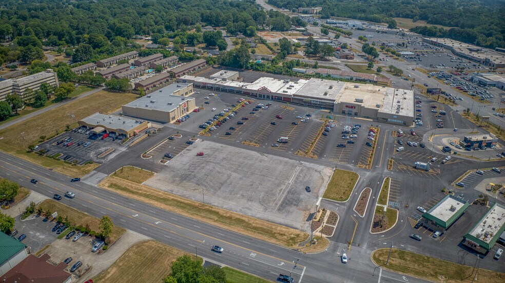 1700 Darby Dr, Florence, AL à louer - Photo de l’immeuble – Image 1 sur 9