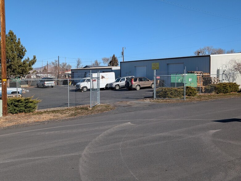 246 SE Franklin, Redmond, OR à louer - Photo de l’immeuble – Image 1 sur 2
