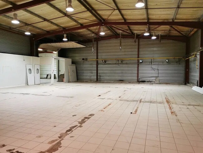 Plus de détails pour Local d'activités à louer