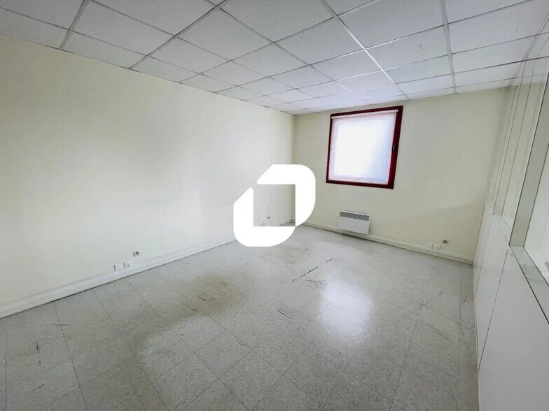 Bureau dans Pontault-Combault à louer - Photo de l’immeuble – Image 3 sur 4