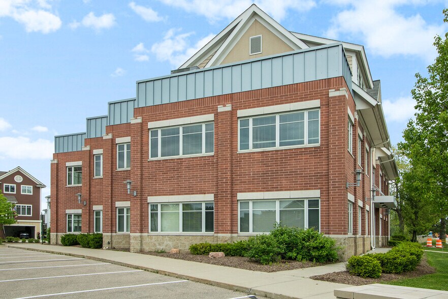 214 S Broadway St, Lake Orion, MI à louer - Photo de l’immeuble – Image 2 sur 33