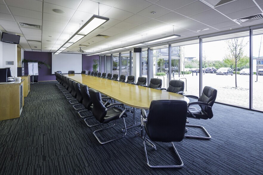 1 Seebeck Pl, Milton Keynes à louer - Photo de l’immeuble – Image 3 sur 7