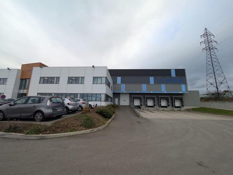 Local d’activités dans Limay à louer - Photo de l’immeuble – Image 3 sur 10