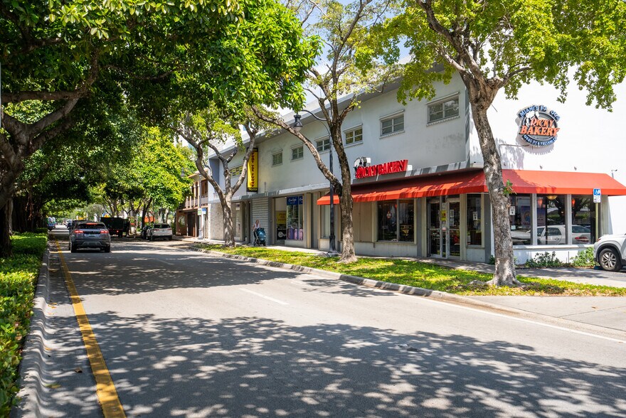 3113-3121 Coral Way, Coral Gables, FL à louer - Photo de l’immeuble – Image 2 sur 7