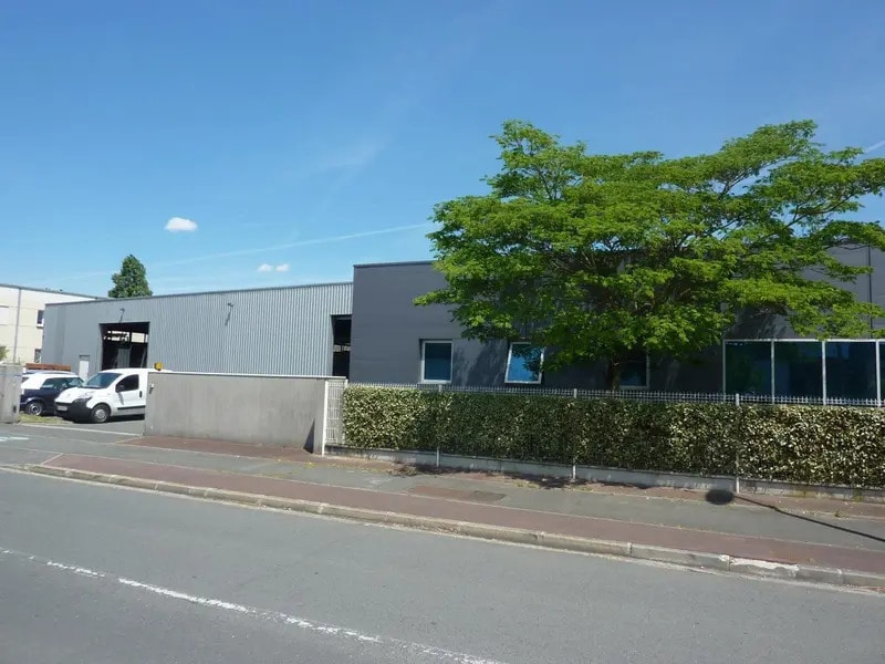 Local d'activités dans Villenave-d'Ornon à vendre Photo de l’immeuble– Image 1 sur 13